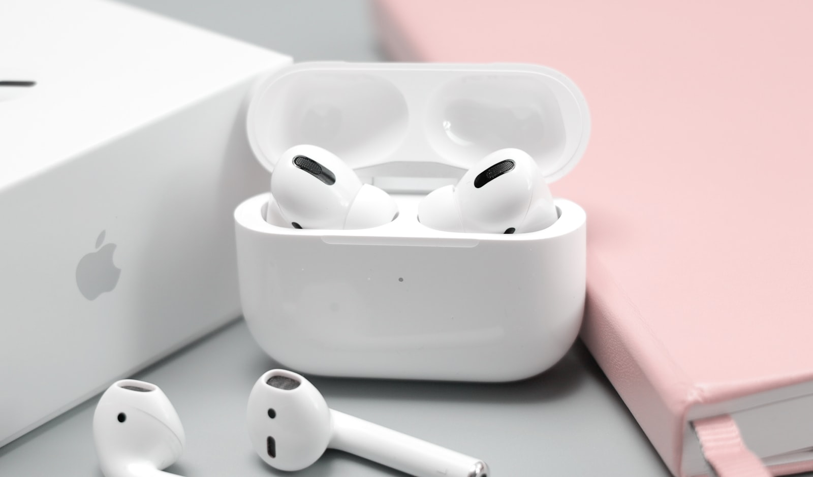 AirPods Pro 2とAirPodsの並んだ写真