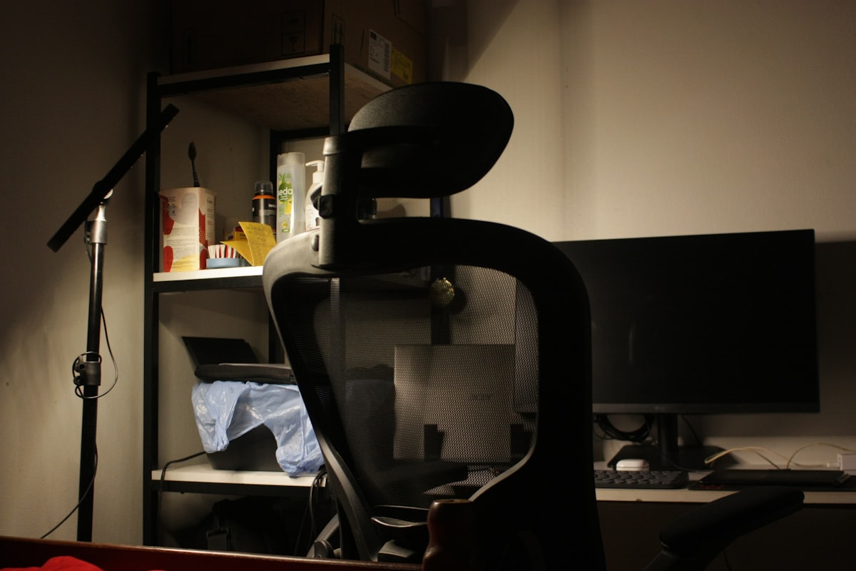 オフィスチェアとモニターのあるデスク環境
