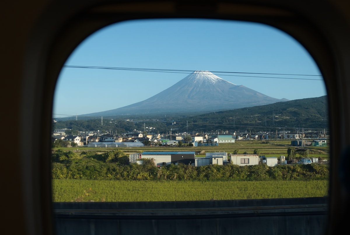 新幹線の車窓から見える富士山